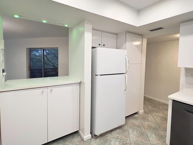 Building Photo - 3100 Riverside Dr Unit 307