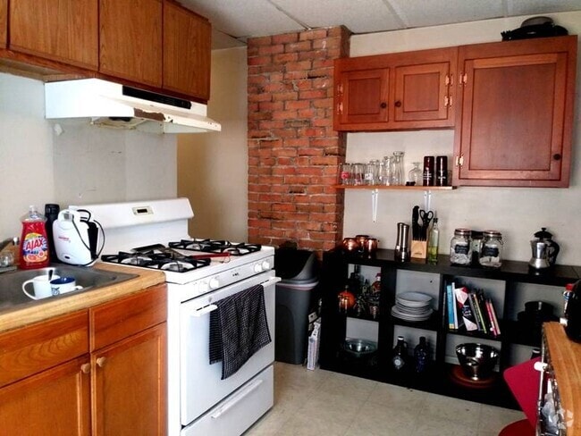 Building Photo - 169 Windsor St Unit 2 Rental