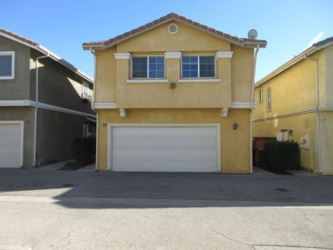 Building Photo - *Reduced* 3 bedroom, 2.5 bath townhome on Dronfield in Polk Village complex