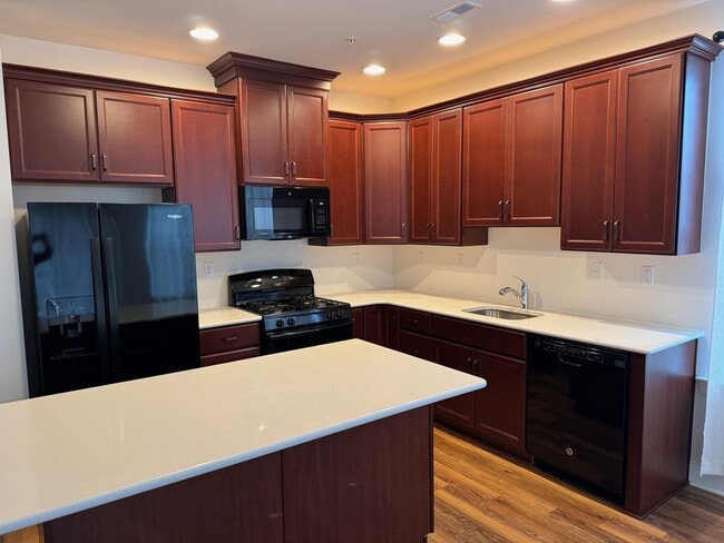Photo - 752 W 2nd St