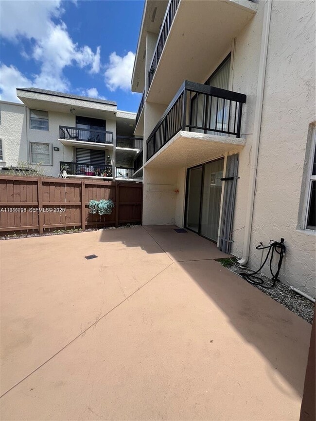 Building Photo - 8307 SW 142nd Ave Unit F105