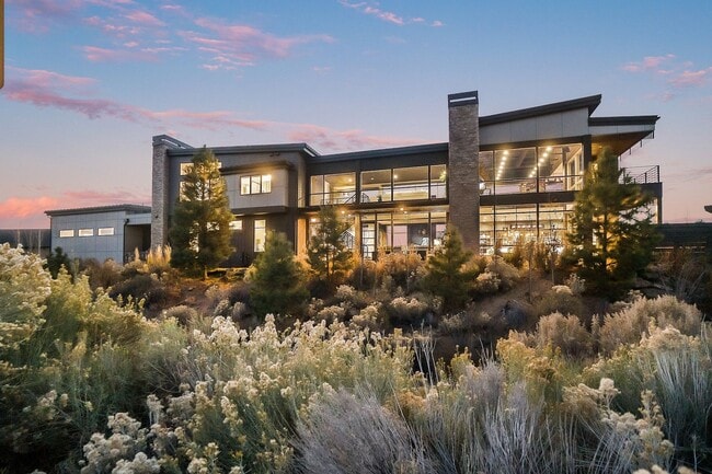 Building Photo - Contemporary Fully Furnished Four Bed Four Bath Masterpiece in Tetherow