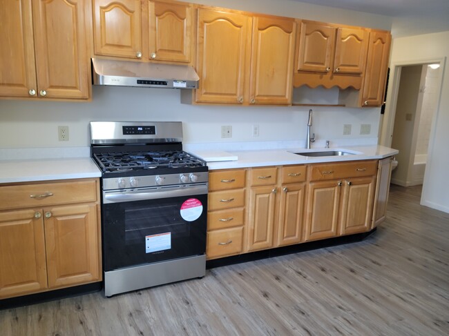 Large Eat-in Kitchen - 7 Garfield Ave Unit Apt # 2