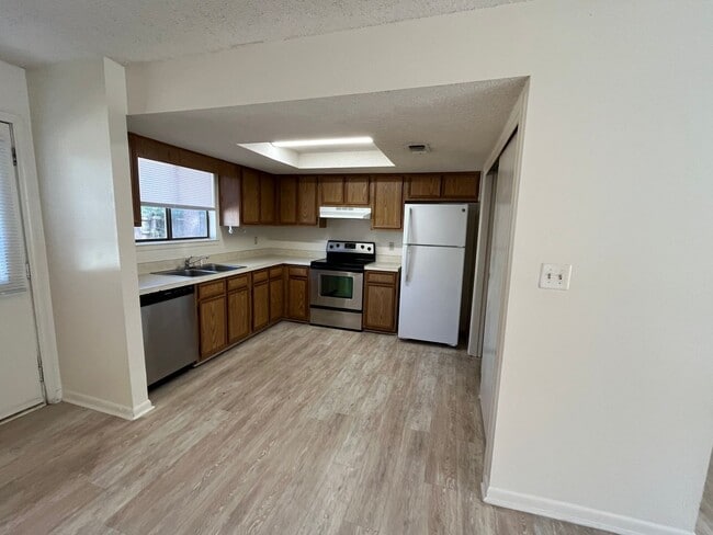 Building Photo - 841 Meadow Ln Rental