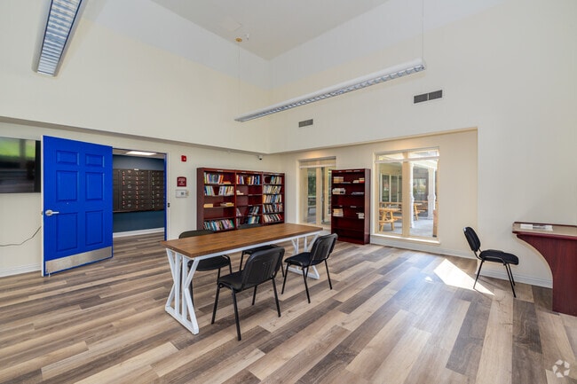 Biblioteca - Oasis Manor - Senior Housing Apartments