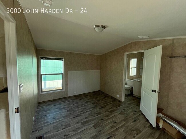 Photo - 3000 John Harden Dr