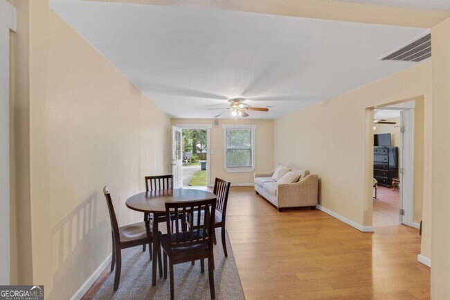 Photo - 695 Trout St