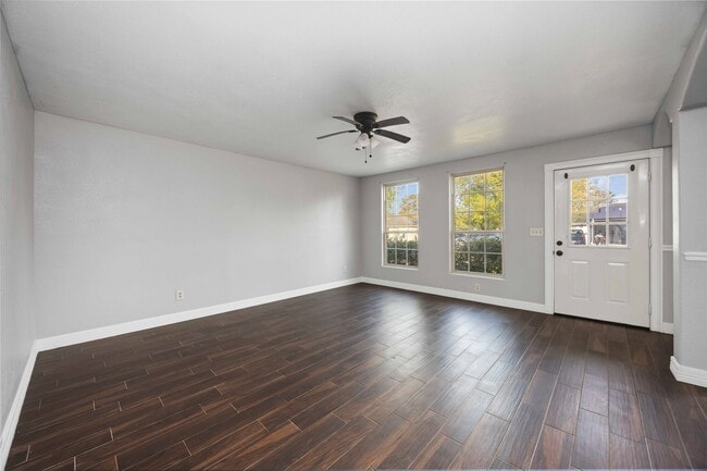 Photo - 4914 27th St E