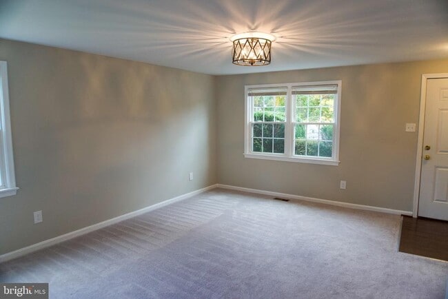 Building Photo - 7341 Crestleigh Cir