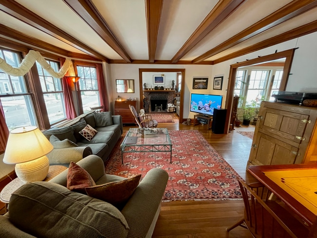 Living Room (as seen from front hall) - 26 Clarendon Rd Unidad CHARMING SUMMER CONDO