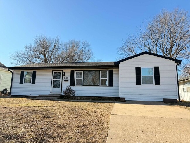 Photo - Beautiful 3 bedroom / 2 bathroom house in Joplin Mo with fenced in Yard!!