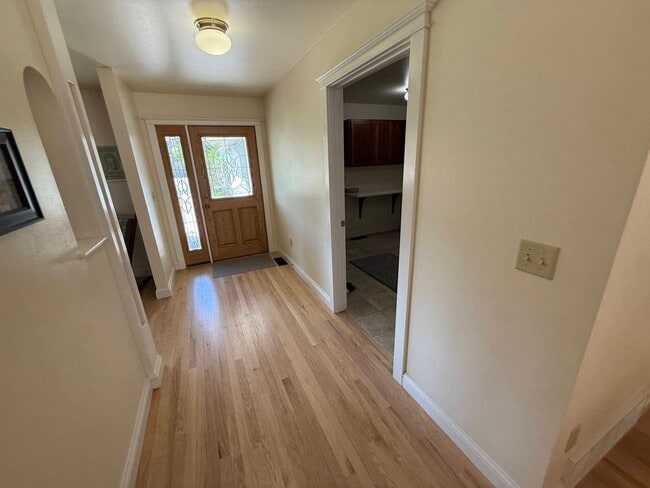 Photo - 3 Bed 2 Bath Large Beautiful Home