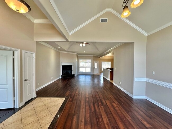 Photo - 2040 Yasmeen Cir