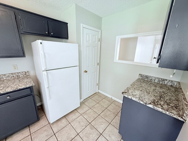 Photo - 1001 Creekside Pl