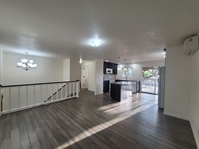 Building Photo - Charming 4 bed 2 bath