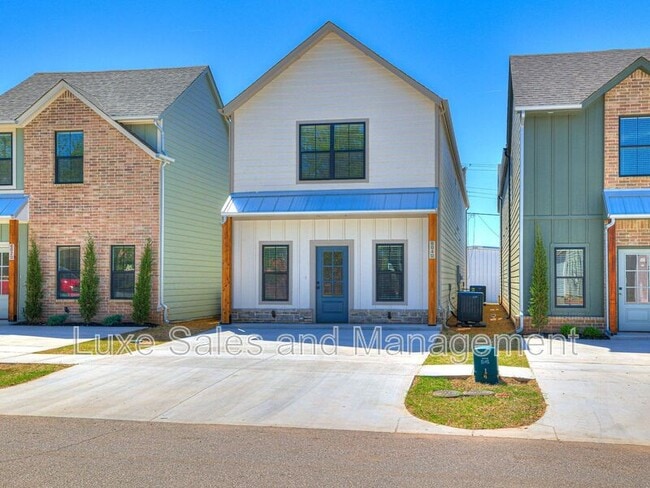 Photo - 614 W 2nd St