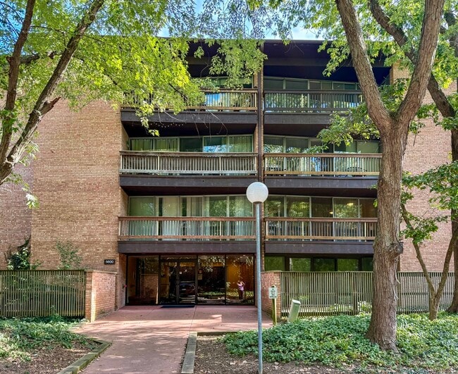 Building Photo - 5600 Hillcrest Ln Unit 2L