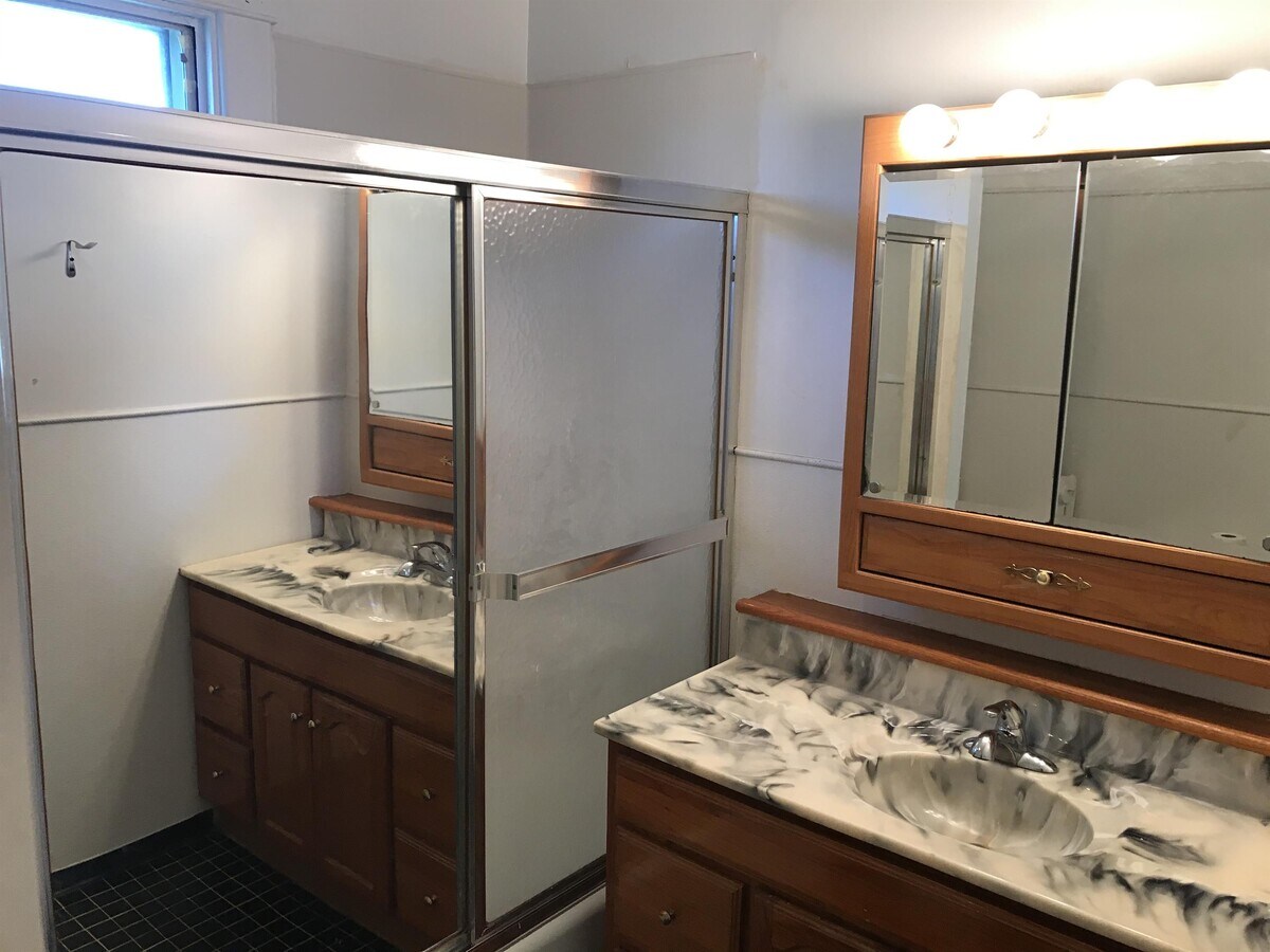 Photo - 701 5th Ave NW