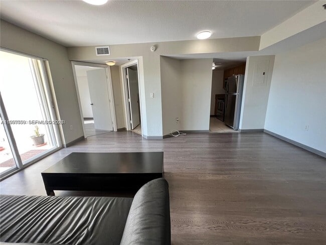 Photo - 637 SW 3rd St Unidad 306