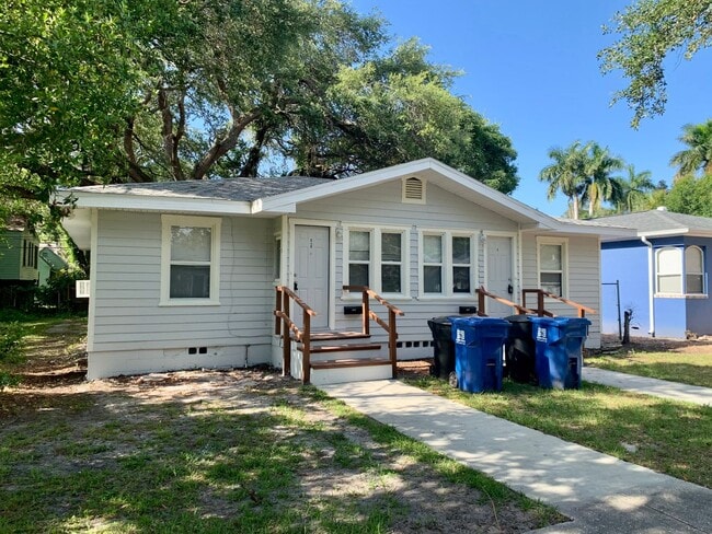 Building Photo - 2 BED 1 BATH DUPLEX MINUTES FROM DOWNTOWN ST PETERSBURG!