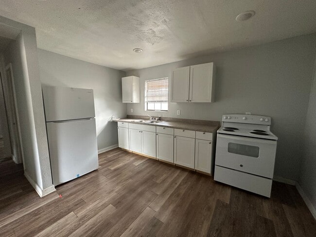 Photo - Cute 2 Bedroom Upstairs Apartment