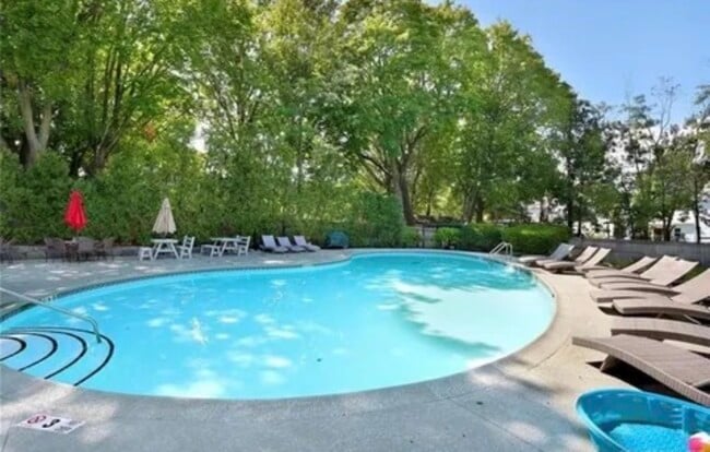 Photo - 180 Glenbrook Rd