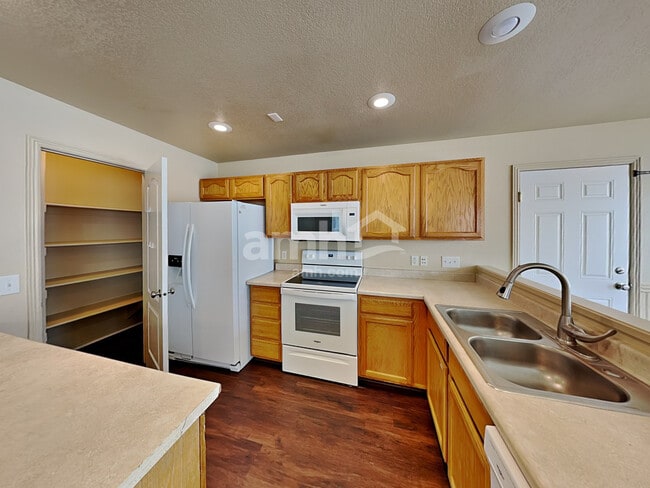 Photo - 1674 Dean Ave