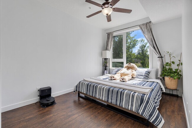 Photo - 607 17 Av NW Unit 205