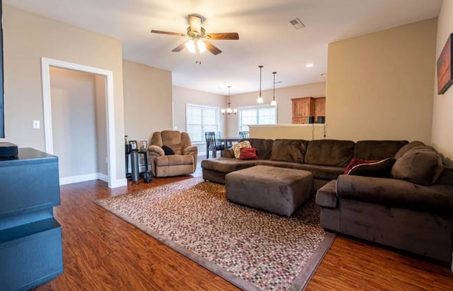 Photo - BEAUTIFUL HOME ON WEST SIDE!! SCREENED IN PATIO! FENCED IN YARD!