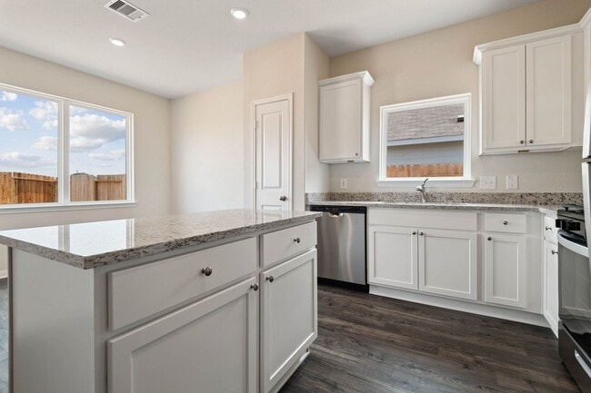 Photo - 348 Kingston Wy