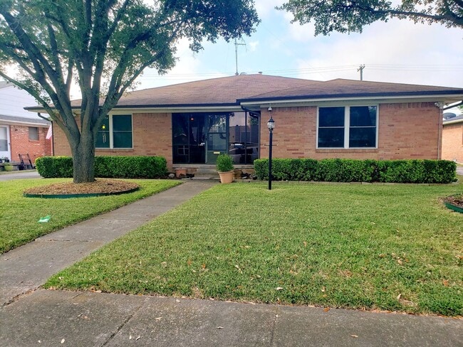 Building Photo - 2 Bedroom, 2 Bath Duplex in Lochwood