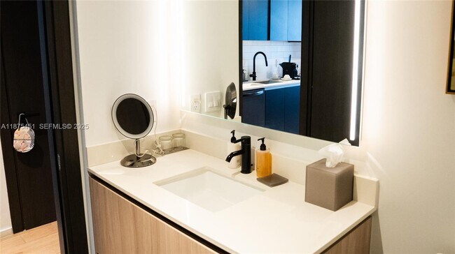 Building Photo - 398 NE 5th St Unit 3612