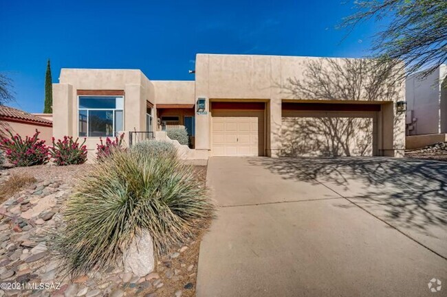 Building Photo - Great 3 Bedroom 2 Bath Home with Den & 3 C...
