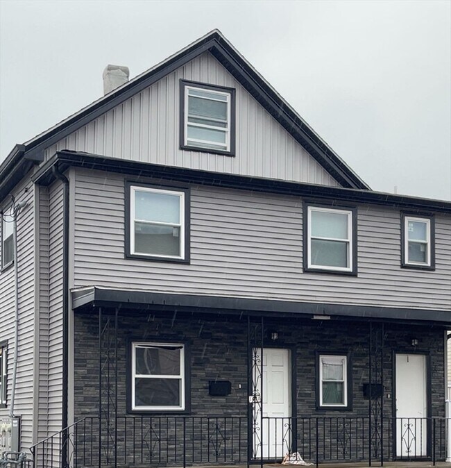 Building Photo - 1441 Hyde Park Ave Unit 1