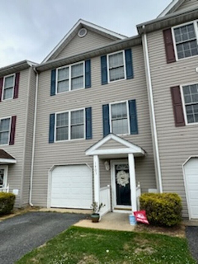 4 Bed 3.5 Bath Townhome - 4 Bed 3.5 Bath Townhome
