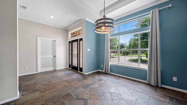 Photo - 118 Hillsborough Dr W