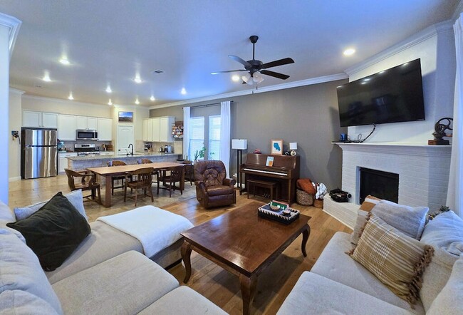 1517 Brand Ln