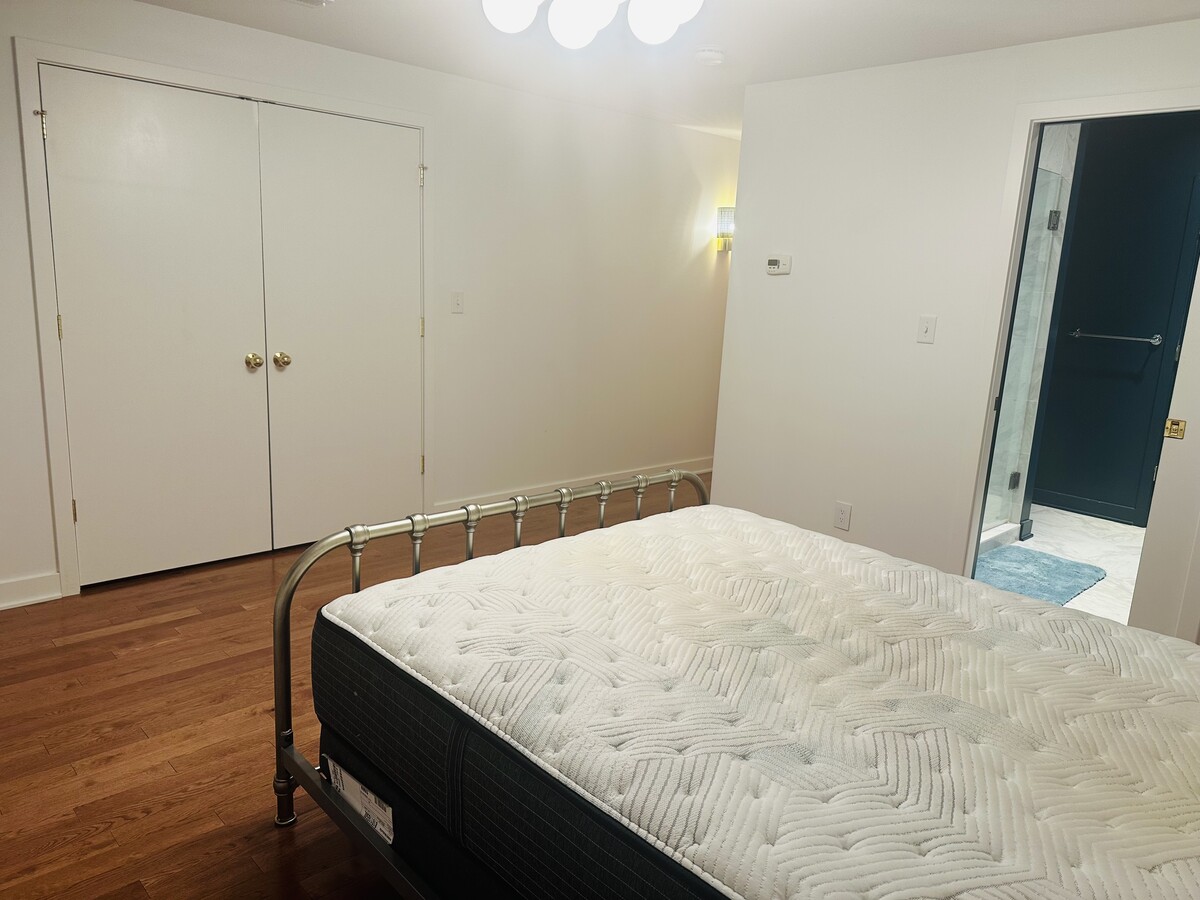 Dormitorio con baño completo - 650 Fairway Rd