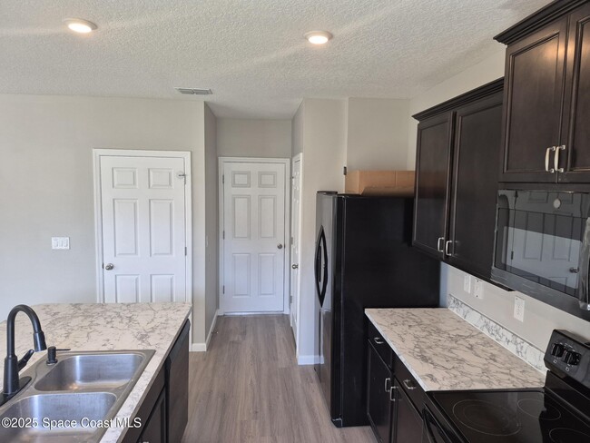Photo - 1115 Newton Cir