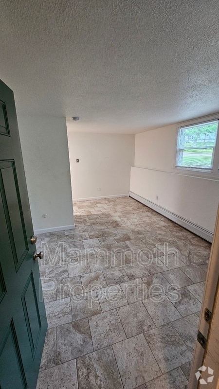 Building Photo - 9 Emerald Dr Unit 2 Rental