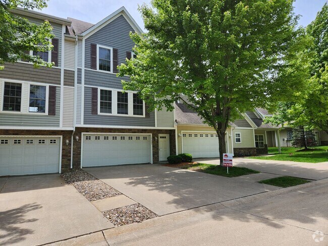 Building Photo - 2 bedroom 2.5 bath townhome.