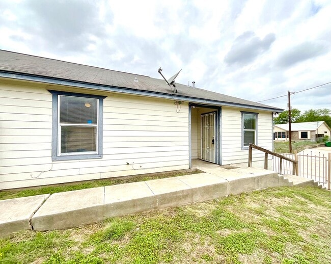Building Photo - Convenient & Low-Maintenance Living Near St. Mary’s University!