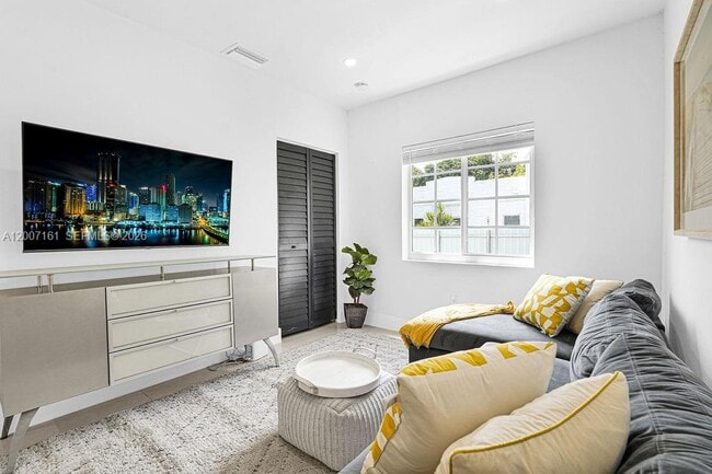 Photo - 570 NW 48th St