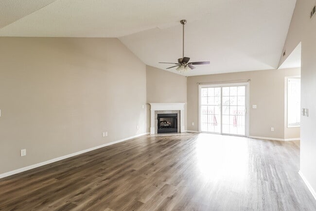 Photo - 1004 Ayrshire Ln