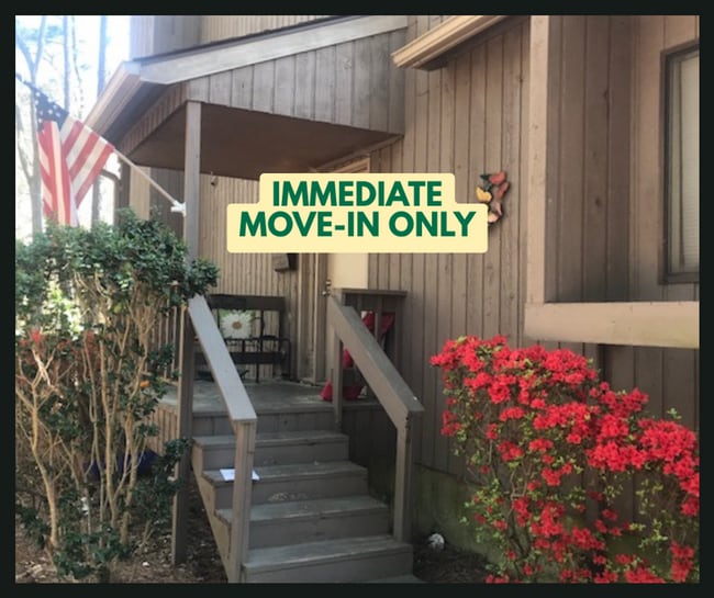 Building Photo - Townhome