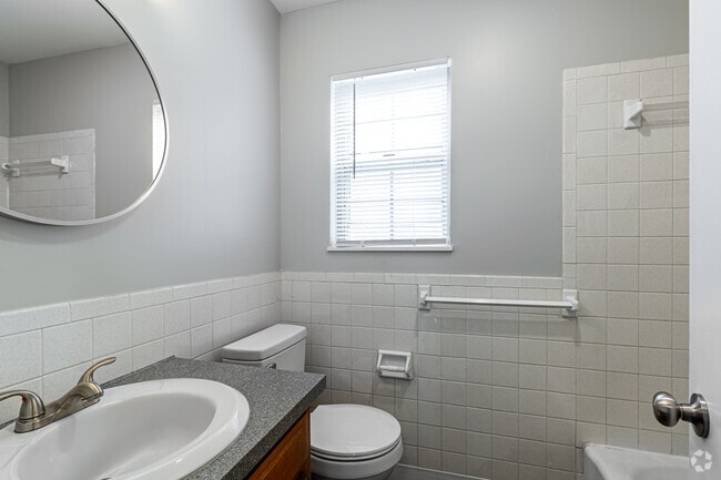 2BR, 1.5BA Townhome - 1000SF Bathroom
