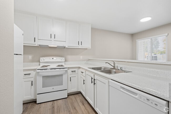 2BR, 2BA - 1,000SF - Kitchen