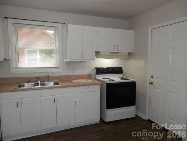 Photo - 2827 Burbank Dr