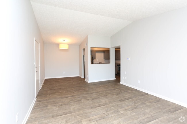 1BR, 1BA - 770 SF - Living Room