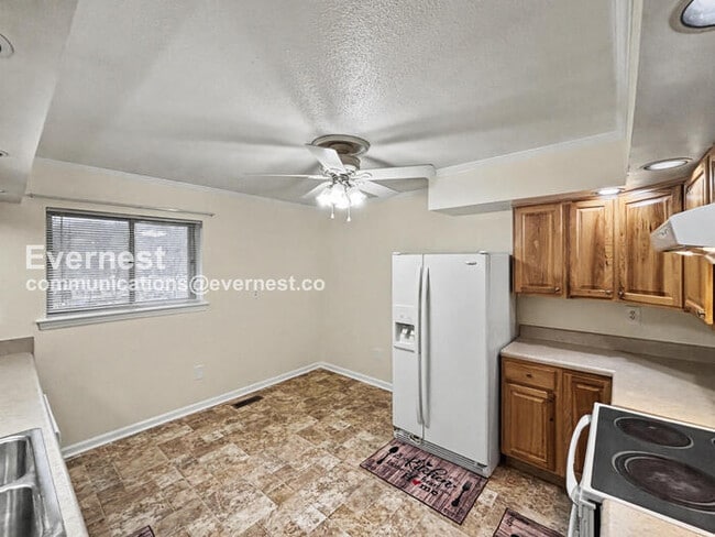 Photo - 3 Bed/2 Bath Home with Off-Street Parking / Pet-Friendly / Available Now!